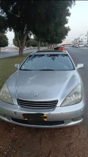سيارة لكزس ES300 أمورها طيبة للبيع.