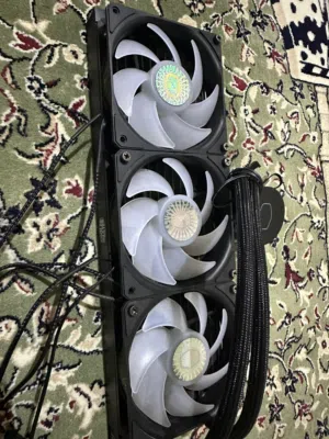 مبرد مائي من شركة Cooler Master حجمه360ملي ووحجم الراوح اثلاثه 120ملي