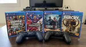 للبيع حزمة ألعاب PS4 مميزة + يدتين تحكم أصليات (على الفحص) - بحالة جيدة