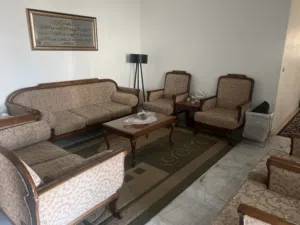 طقم كنب 9مقاعد تفصيل للبيع بحاله جيدة استخدام بسيط