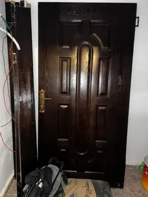 باب خشب ثقيل  مستعمل 6 شهور مع الحلق والايطار والزرفيل