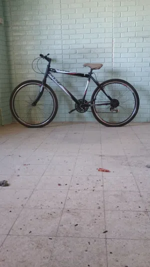 دراجة هوائية Mountain Bike - MTB للبيع مستعمل صرلو 2 سنتين و البركات شغالين نص نص و هو من 6 غيارات