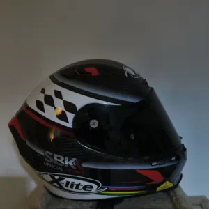 خوذة دراجة نارية أصلية من شركة X-Lite الإيطالية – Ultra Carbon SBK Edition. الخوذة مصنوعة من الكربون