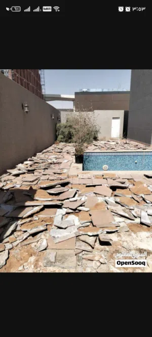 عمال متخصصون في تكسير وترحيل مخلفات مباني