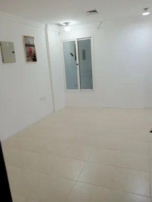 شقه للايجار غرفه وصاله وحمام ومطبخ وافدين فقط عائلات موقع مميز تكييف سنترال براكن سيارات