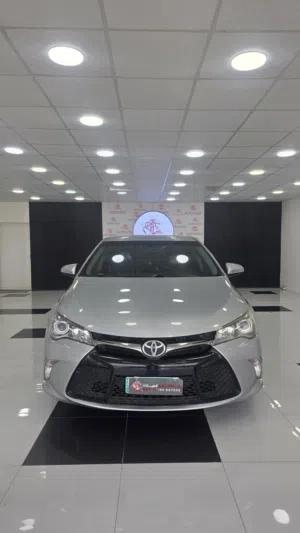 TOYOTA CAMRY SE 2017 قوة – راحة – اعتمادية... كل شيء في سيارة وحدة تمشيك سنين وانت مرتاح البال