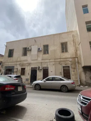 مبني تجاري وسط البلاد