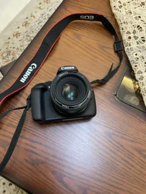 camera  Canon 1200d FullHD +lens 50mm الكاميرات جديده ولم تستخدم فقط ثلاث اسابيع