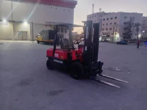 رافعه شوكية نوع نيسان حموله 2طن ونص ديزل   فل اضافات بحاله جيده جدا