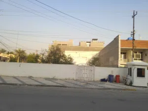 عقار قديم للبيع يعتبر قطعة ارض