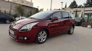 السيارة العائلية سبع ركاب بحالة الوكالة بيجو 5008 يد صفر صيانة كاملة