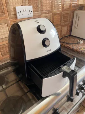 مقلاة هوائية جيباس (Geepas Air Fryer) نظيفة - للبيع في مسقط