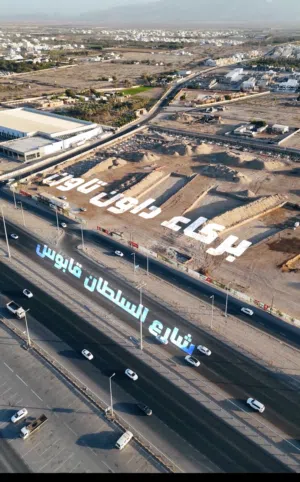 لقناصين الفرص العقاريه احجز محلك على اول خط من شارع السلطان قابوس في قلب بركاء مع سحر