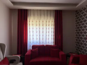 طقم كنب مودرن 7 مقاعد بحالة ممتازة + برداية + براويز وطاولات (غرفة كاملة متناسقة)