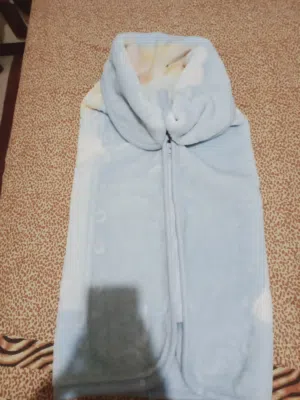 بطانية بيبي حفر وارد السعوديه بسوسته وكباسيناستعمال بسيط بحاله جيده