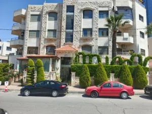 شقة مميزه للبيع طابق ثاني 170م مفروشة في أرقى مناطق ام اذينة /ref 1370