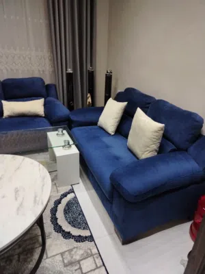 طقم كنب تفصيل نظام امريكي بالاضافه الى ثلاثه طاولات بالاضافه الى سجاده غرفه ضيوف او صالون بالكامل