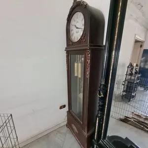 ساعة حائط قديمة منذ 100 سنة تعمل بحالة جيدة تحف فريدة من نوعها