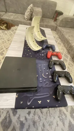 بلاستيشن 4 سلم معدل مع 5 يدات أصليات سوني مع وصله شحن عليها 6 ألعاب الجهاز 500 جيجا