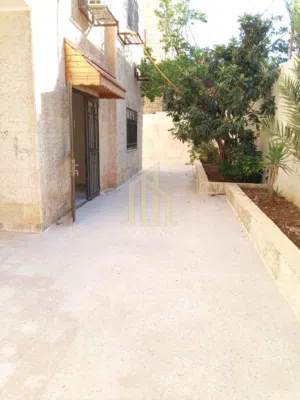 خلف بن العميد في الجاردنز شقة شبه أرضي 166م مجددة بالكامل / ref 1395