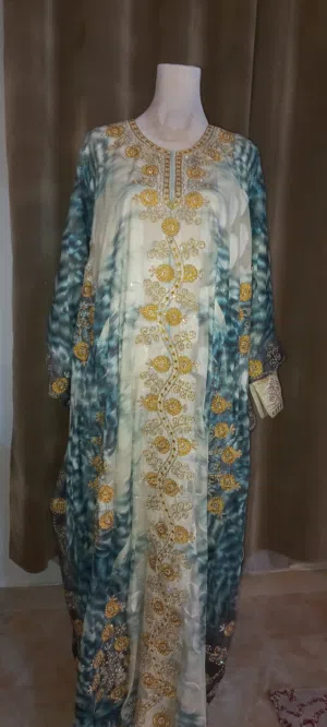 ملابس تقليديه وفساتين للمناسبات للبيع كل قطعه من 20 الى 30 ريال