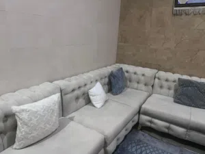 تخم مودرن على شكل حرف L متوسط الحجم تفصال جديد استعمال قليل جداً محدود قماشه مخمليه وناعمه