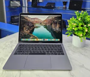 MacBook Pro A1990 2018 Touch Bar Core i7 Processor 16gb Ram 256gb ssd 4gb Graphics Card