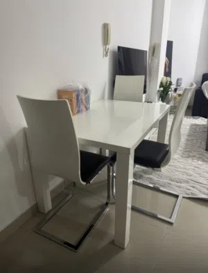 طاولة و 4 كراسي