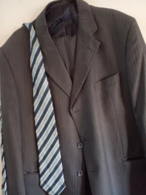 بدلة رسمي بحالة ممتازة واضح الحالة في الصور