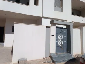شقة للايجار مفروشه في الجبس حي اسطنبول بالقرب من مدرسة المعرفة