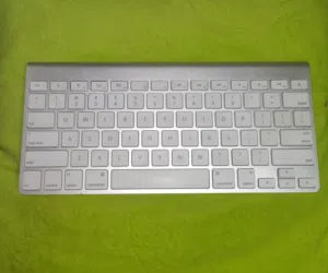 للبيع لوحة مفاتيح أبل اللاسلكية الأصلية Apple Wireless Keyboard (حالة ممتازة)