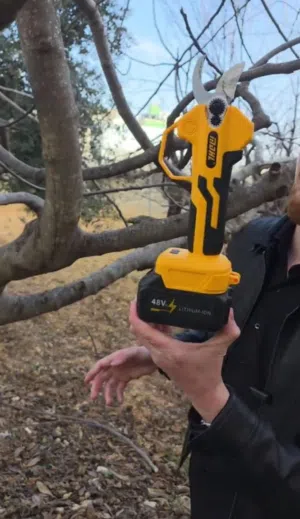 مقص تقليم كهربائي ببطارية ليثيوم قوية 48V قصّ قوي وسلس للأغصان شفرة حادة من فولاذ تحكم مريح