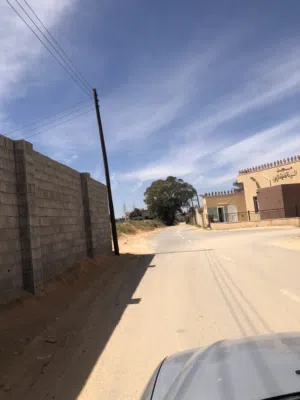 ارض للبيع220 متر بيفي قبل اربعه شوارع الكهرباء طريق السلع