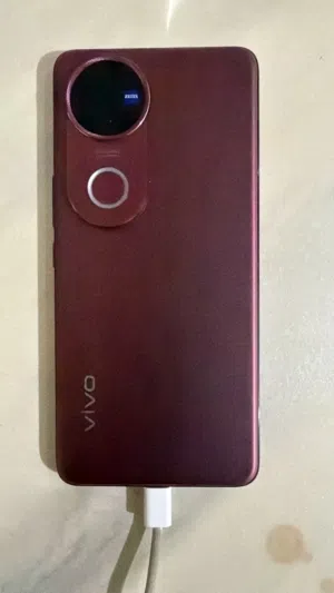 موجود هاتف من نوع vivo v50 5G