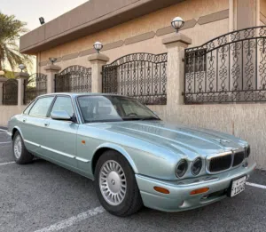بحالة ممتازة جدا جاكور XJ8 وكالة موديل 1998 مكيف بارد تواير جديدة داخلية نظيفة حرارة ثابتة