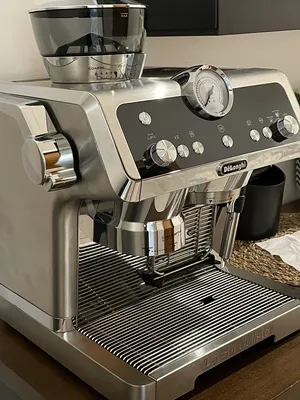 ديلونجي مكينة تحضير القهوة (اسبيشيليستا) الايطاليه فضي EC9335.M