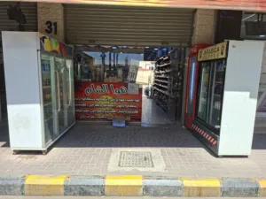 سوبر ماركت وقهوة للبيع في مجمع باصات عمان الجديد في اربد