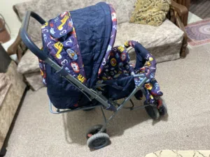 عرباية اطفال شبه جديدة