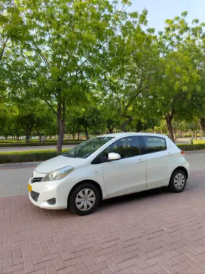 Toyota Yaris 2013 white color and be in good condition