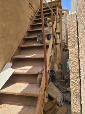 درج حديد ثقيل ومغلف من الاسفل