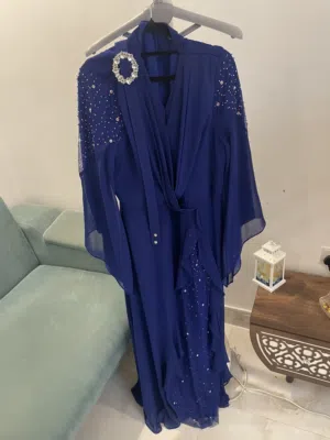 فستان سهرة ازرق لبسة واحده بس شبة جديد