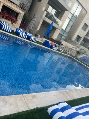 شقه فاخرة ارضيه مفروشه للايجار داخل مجمع شلالات عبدون السكني خلف السفاره الامريكيه بعبدون