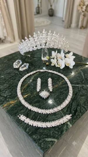 طقم زفاف متكامل (تاج، عقد، سوار، وأقراط)