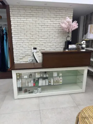 مكتب رسبشن مع خزانة دفات مرايا جانبية بحالة ممتازة