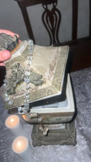 مزهرية أنتيك قديمة