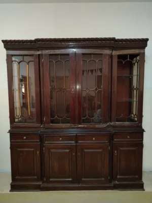 بوفيه خشب كلاسيك للبيع – بحاجة مفصلات – ماركا الشمالية