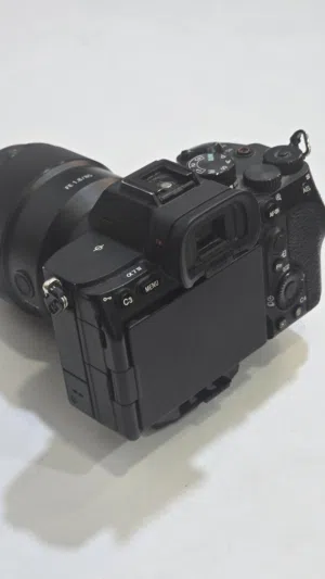 كاميرا Sony A7 IV الشتر 25k عدسة Sony FE 85mm f/1.8 جيمبل DJI RS 3 Pro  شاشة Godox GM6S و البطارية ك