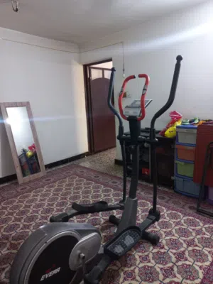 جهاز كارديو استعمال جدا قليل بي شاشه عرض عدد دقات القلب وسرعه وبعد تكدر تتحكم بقوه المقاومه بالدفع