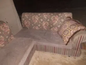 كراسي عدد 4 قطع ليي فيهم شي ممزق  فقط اغسلم  والامور ممتازة