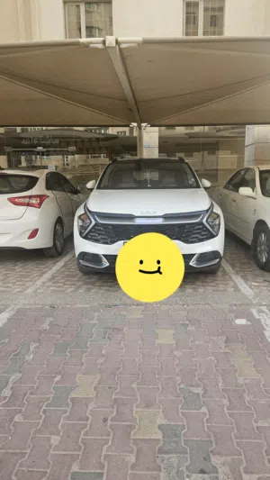 كيا سبورتاج 2023 مستعملة بحالة صناعه سلوفكيا متازة، لون أبيض، أنوار LED، تقنيات حديثة شرط الفحص كامل